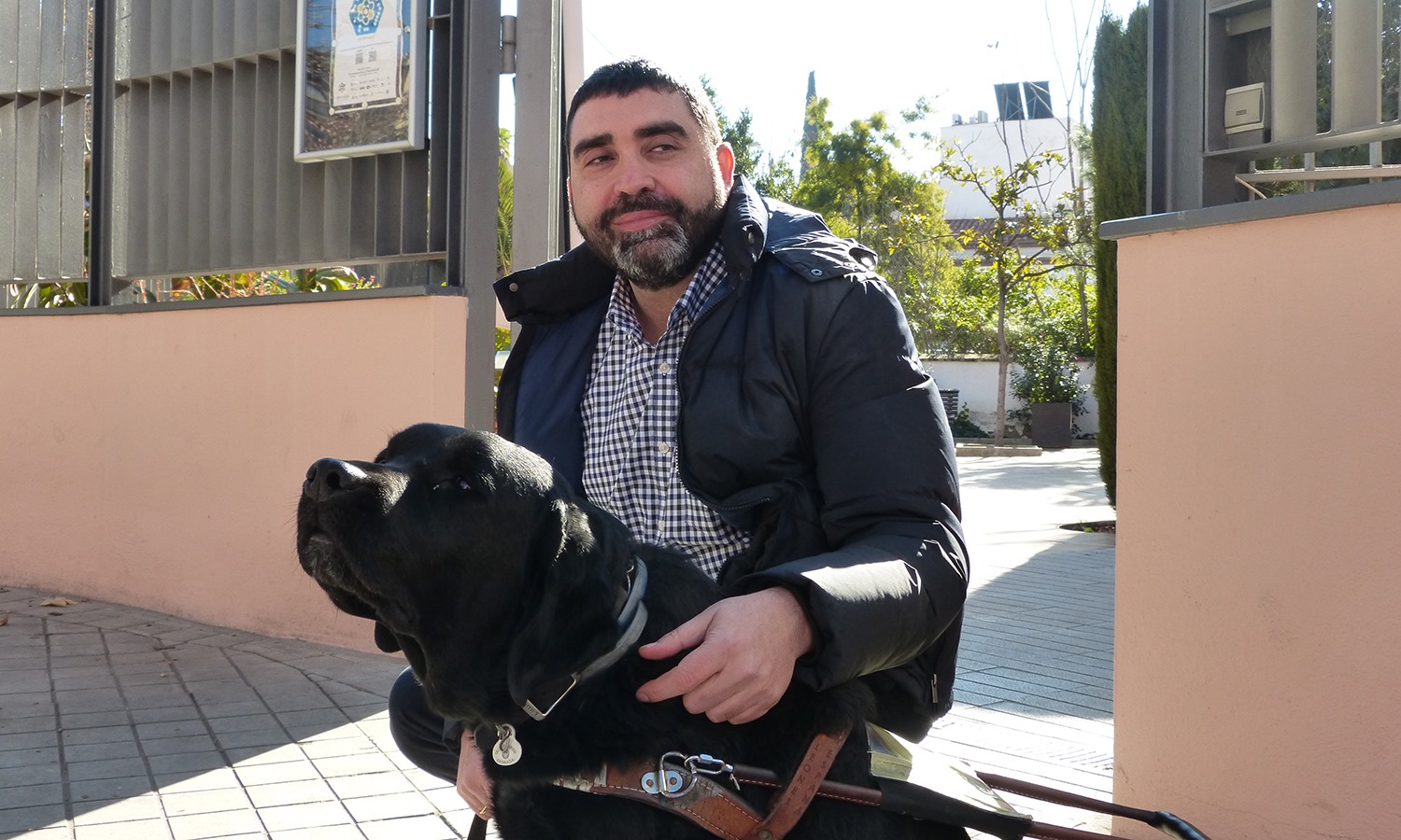Retrato panorámico de Enrique Pérez Montero y su perro guía Rocko frente al Instituto de Astrofísica de Andalucía.